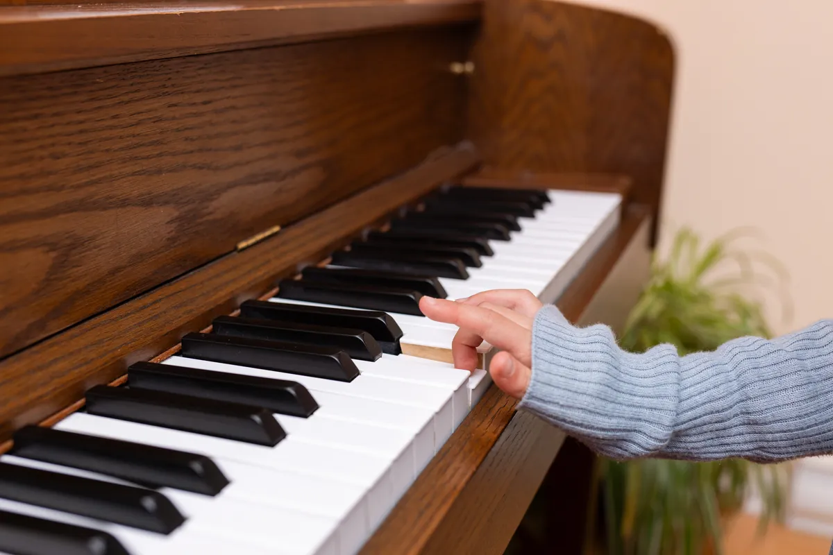 Enfant qui joue du piano — Serclet